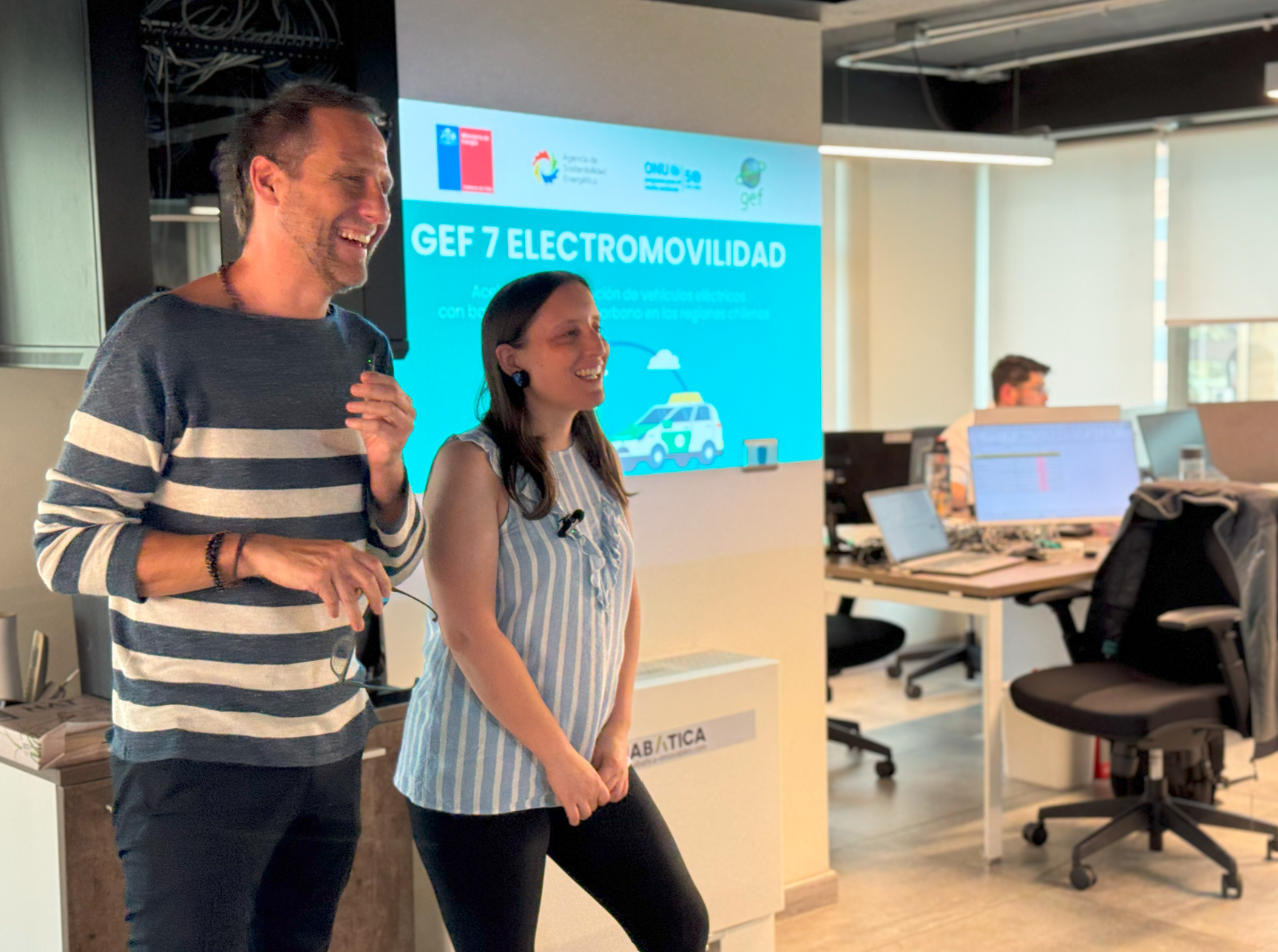 Viernes Iluminado: Anabática Renovables realizó actividad para presentar el proyecto de Electromovilidad GEF7 implementado por la AgenciaSE